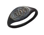 Bodemvondst Renaissance ring met IHS Christogram, Antiek en Kunst, Antiek | Koper en Brons, Verzenden, Brons