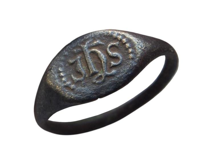Bodemvondst Renaissance ring met IHS Christogram, Antiek en Kunst, Antiek | Koper en Brons, Brons, Verzenden