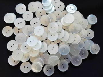 70 witte Knopen van 1,8 cm. breed beschikbaar voor biedingen