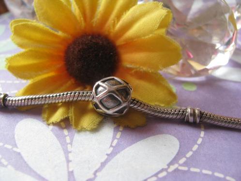 Pandora bedel P146 = web zonder ️🕷️ / criss - cross, Sieraden, Tassen en Uiterlijk, Bedels, Zo goed als nieuw, Pandora, Zilver