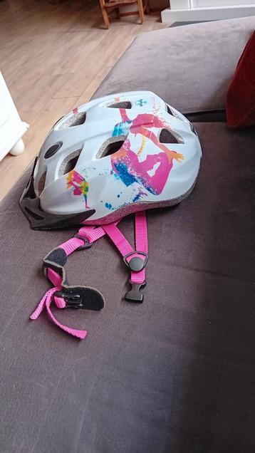Fleurige Kinderfietshelm z.g.a.n   beschikbaar voor biedingen