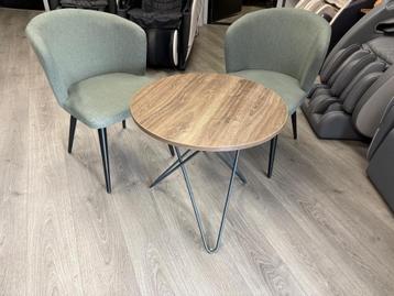 Leuk zitje 2 stoelen en tafeltje beschikbaar voor biedingen