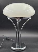 Aparte Chroom design tafellamp met een opaal glazen kap, Huis en Inrichting, Lampen | Tafellampen, Design, Ophalen of Verzenden