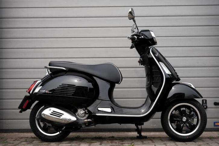 Piaggio Vespa GTS 300 HPE 2022 Black €4500 ex BTW voertuig, Motoren, Motoren | Piaggio, Bedrijf, Scooter, 12 t/m 35 kW, ABS, LED Verlichting