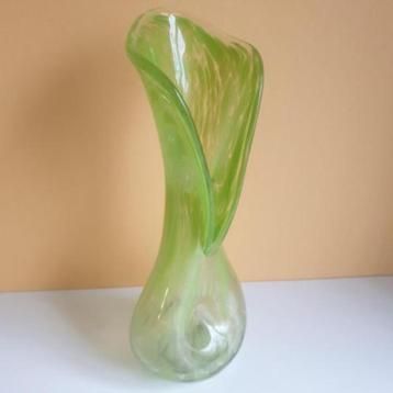 Glazen design vaas met deuk & groen vlek patroon 1209 beschikbaar voor biedingen