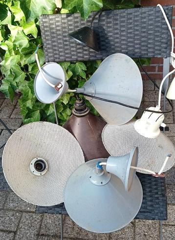 schoenmakerslampjes  w.o. enkele geperforeerde  kappen  beschikbaar voor biedingen