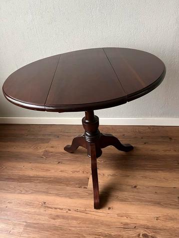 Houten tafel met inklapbare bladen (70 rond) beschikbaar voor biedingen