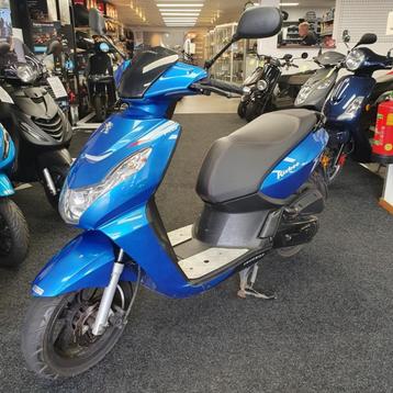 Peugeot Kisbee 45km 4takt injectie 2018 5619km brom scooter  beschikbaar voor biedingen