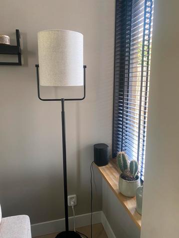 Vloerlamp met verstelbare kap beschikbaar voor biedingen