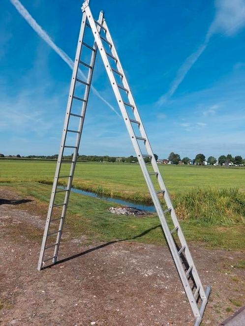 Mooie tweedelige opsteekladder die ook als uitzetladder kan., Doe-het-zelf en Verbouw, Ladders en Trappen, Zo goed als nieuw, 4 meter of meer
