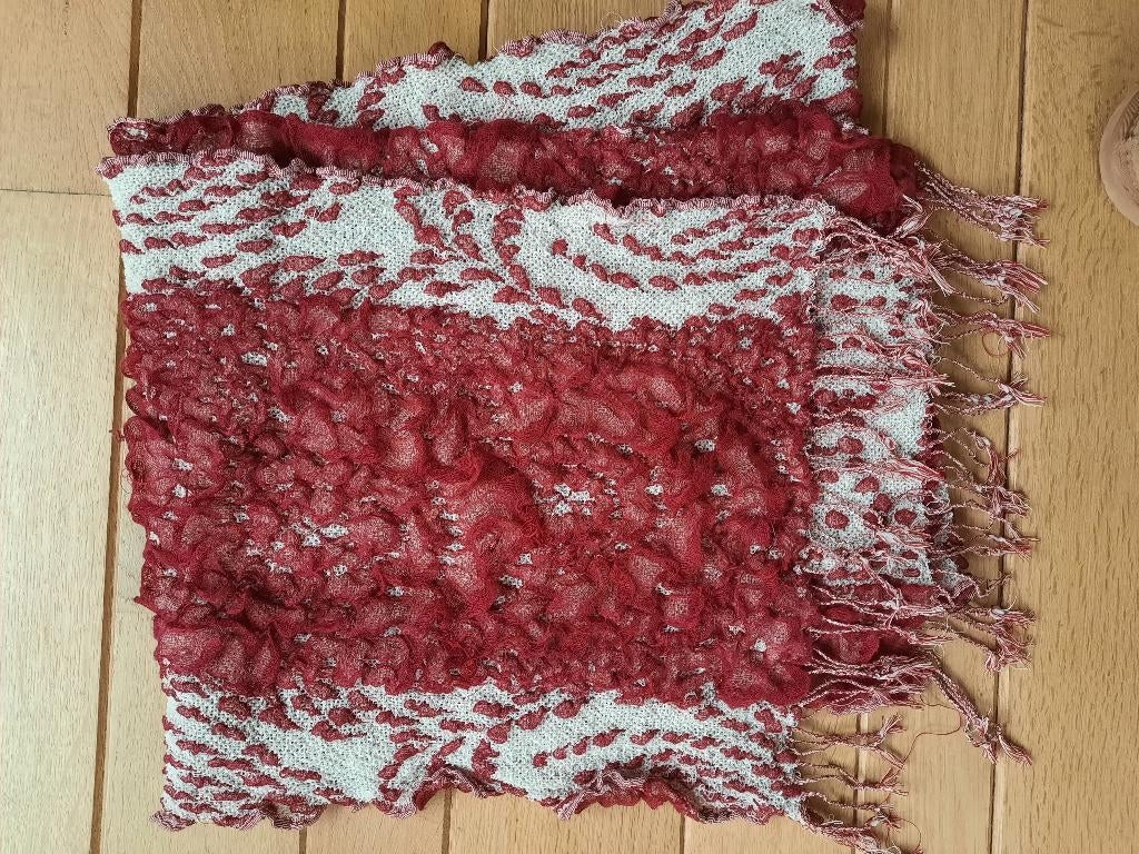 Sjaal donker rood ecru met kant, Ophalen of Verzenden, Zo goed als nieuw, Maat 46/48 (XL) of groter, Sjaal