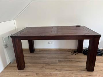 Stevig en robuust houten eettafel  beschikbaar voor biedingen