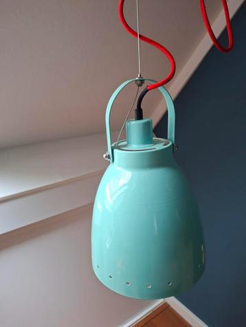 Stoere hanglamp groen blauw met rood snoer. Als nieuw! beschikbaar voor biedingen