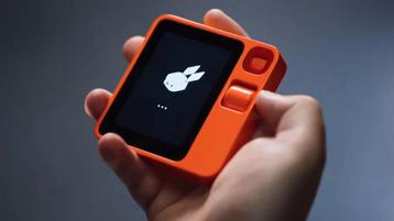 Rabbit R1 handheld AI Assistent beschikbaar voor biedingen