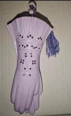 Avon 'Lacy Gloves' pomander. 

Het is een vintage, Ophalen of Verzenden, Zo goed als nieuw