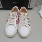 Sneakers kalfsleder rode bloemen Escada mt 39, Overige kleuren, Escada, Ophalen of Verzenden, Sneakers of Gympen