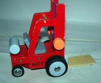 New Classic Toys houten heftruck. Izgs., Ophalen of Verzenden, Rij- of Hobbelspeelgoed, Zo goed als nieuw