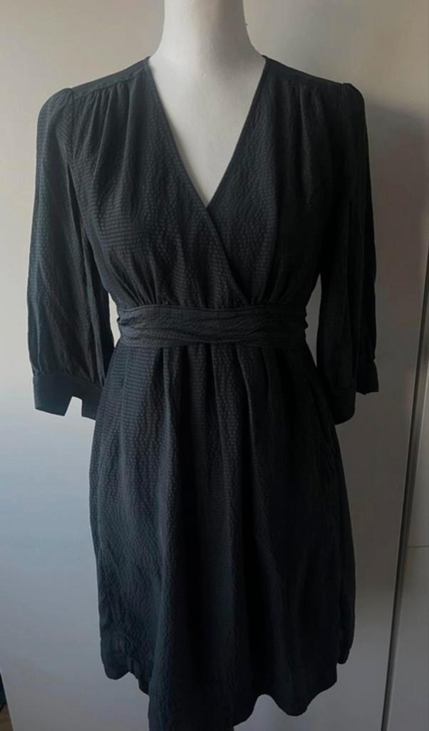 Essentiel Antwerp Zijden Jurk - Maat 38, Kleding | Dames, Jurken, Zo goed als nieuw, Maat 38/40 (M), Zwart, Knielengte, Ophalen of Verzenden