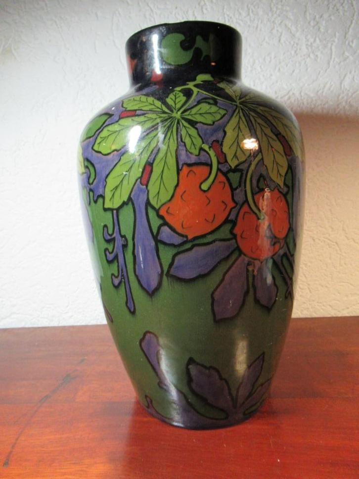 GOUDA Vaas gesigneerd groene ondergrond hoog 27 cm € 75, Antiek en Kunst, Antiek | Vazen, Ophalen of Verzenden