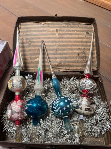 Lot oude kerstballen en pieken beschikbaar voor biedingen