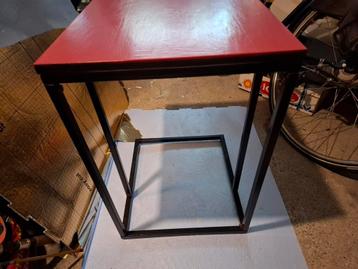 Bijzettafel/ laptop tafel van hout in rood! beschikbaar voor biedingen