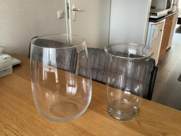 2 Glazen Bloemen Vazen beschikbaar voor biedingen