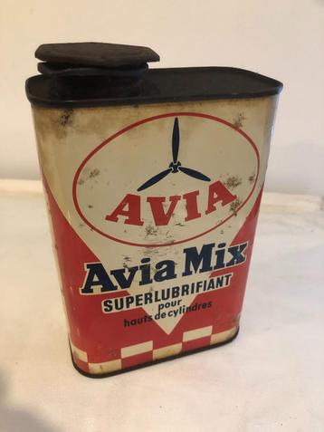 Oude Avia Olie blik 1 liter met propeller erop beschikbaar voor biedingen