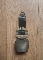 Oude ijzeren koeienbel met zwarte leren band en gesp, Antiek en Kunst, Curiosa en Brocante, Ophalen of Verzenden