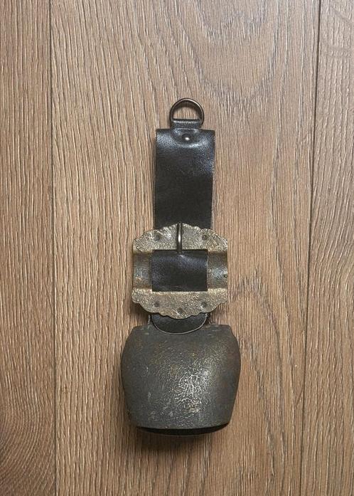 Oude ijzeren koeienbel met zwarte leren band en gesp, Antiek en Kunst, Curiosa en Brocante, Ophalen of Verzenden