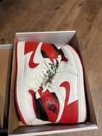 Nike Air Jordan 1 Retro High OG Uni Red maat 43, Kleding | Heren, Schoenen, Overige kleuren, Verzenden, Nike, Sneakers of Gympen