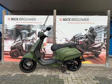 Vespa Snorscooter Primavera 4T 4400 KM / Nieuwstaat beschikbaar voor biedingen