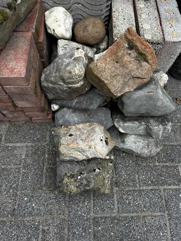 Verschillende stenen, keien dakpannen beschikbaar voor biedingen