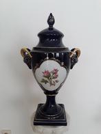 Lindner grote dekselvaas met rozen en ramskoppen, Verzenden