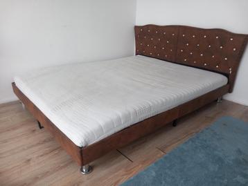 bed met matras 160x200 beschikbaar voor biedingen