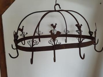 Brocante wildkroon met 12 haken, versierd met kippen. beschikbaar voor biedingen
