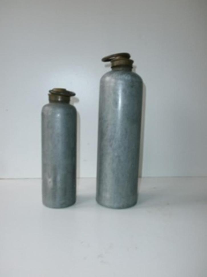 2 (verwarmings) zinken kruiken, brocante, messing dop, Antiek en Kunst, Curiosa en Brocante, Ophalen of Verzenden