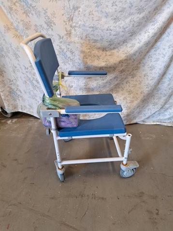 Toiletstoel, zo goed als nieuw met carebags beschikbaar voor biedingen