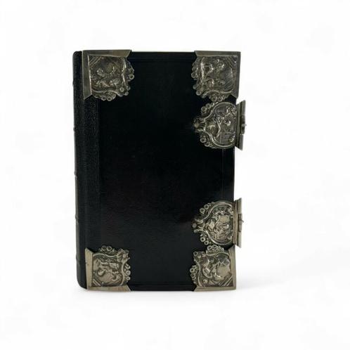 Statenbijbel, het zilver versierd met Bijbelse taferelen, Antiek en Kunst, Antiek | Boeken en Bijbels, Ophalen of Verzenden