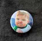 Baby vuist meme - Button / Speldje – 25mm, Verzamelen, Verzenden, Nieuw, Figuurtje, Button