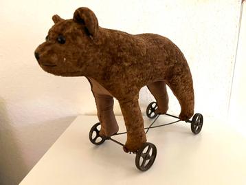 Oude antieke Beer op metalen wielen ws Bing beschikbaar voor biedingen