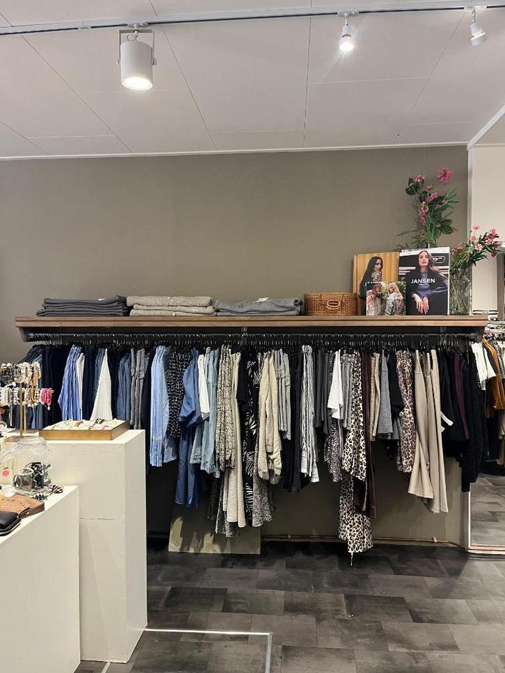 Compleet winkelinventaris hout, inrichting kledingwinkel, Zakelijke goederen, Kantoor en Winkelinrichting | Winkel en Inventaris