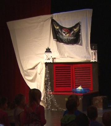 Groot piratenschip met groot zeil en grote palmboom decor beschikbaar voor biedingen