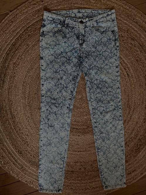Amisu Jeans M. 38/40 gebloemd, Kleding | Dames, Spijkerbroeken en Jeans, Zo goed als nieuw, W30 - W32 (confectie 38/40), Blauw