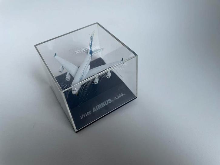 model Airbus A380 1/1100 wit acryl boxje, Verzamelen, Luchtvaart en Vliegtuigspotten, Gebruikt, Schaalmodel, Ophalen of Verzenden