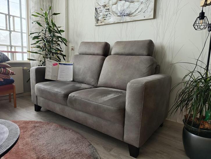 Grijze 2-zitsbank met hoofdsteunen, Huis en Inrichting, Banken | Bankstellen, Zo goed als nieuw, Rechte bank, Tweepersoons, 150 tot 200 cm