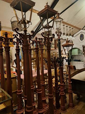 Antiek model lantaarnpaal 273 cm hoog echte gietijzeren paal beschikbaar voor biedingen