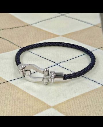 Blauwe leren armband met stalen sluiting beschikbaar voor biedingen