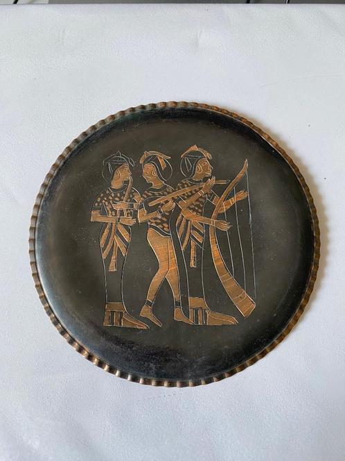 Decoratief koperen wandbord met voorstelling in reliëf, Antiek en Kunst, Antiek | Wandborden en Tegels, Ophalen of Verzenden