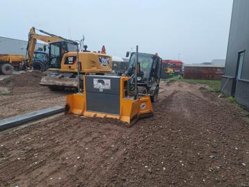 Gaint met levelbord en bakken beschikbaar voor biedingen