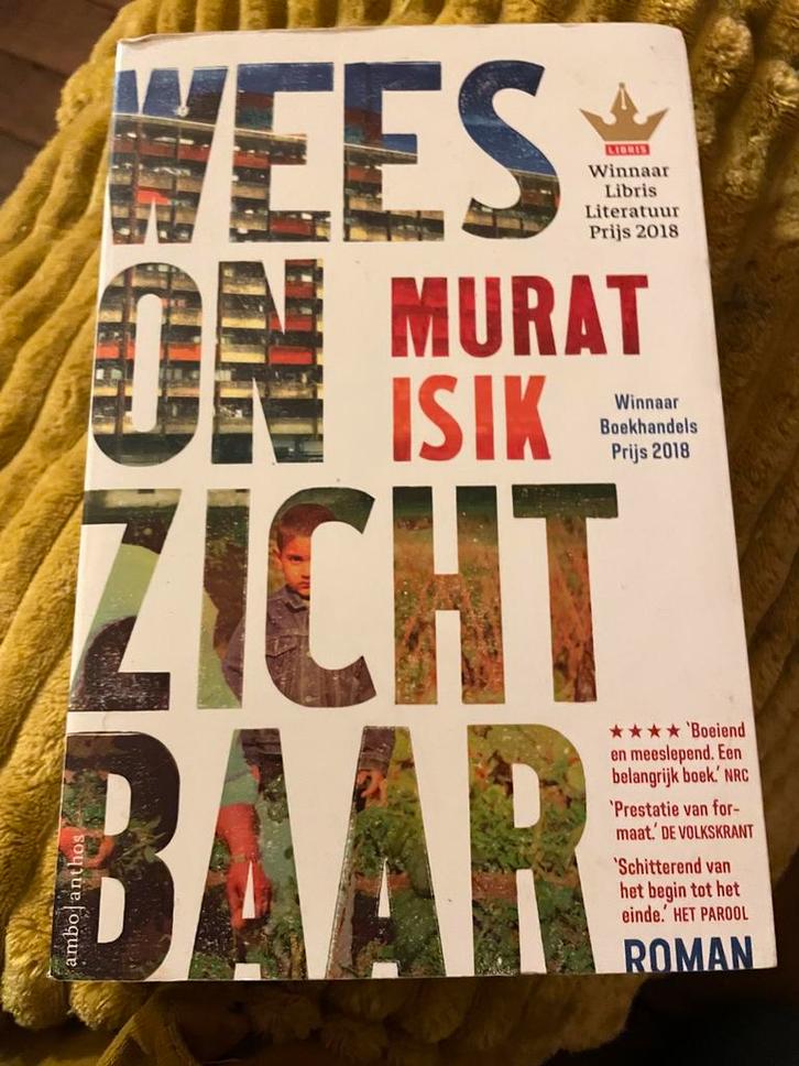 Wees Onzichtbaar - Murat Isik (Roman), Boeken, Romans, Zo goed als nieuw, Nederland, Ophalen of Verzenden